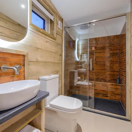 Lodge Glamping - Ross Road *